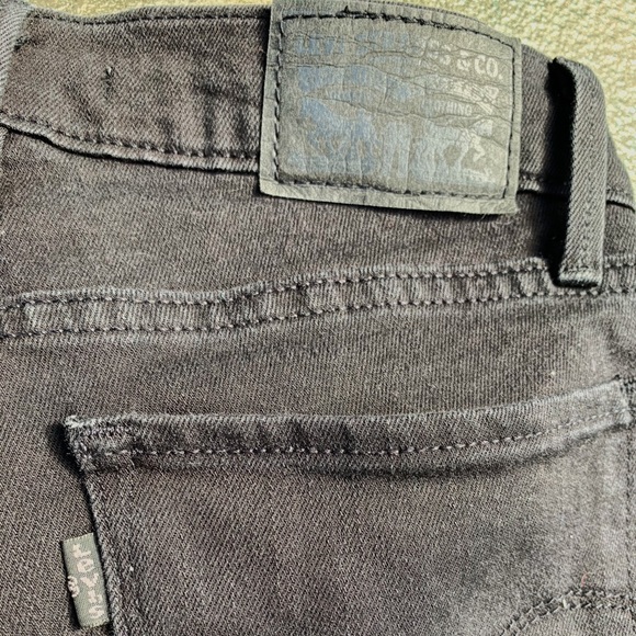 woman’s levi’s - Picture 2 of 4